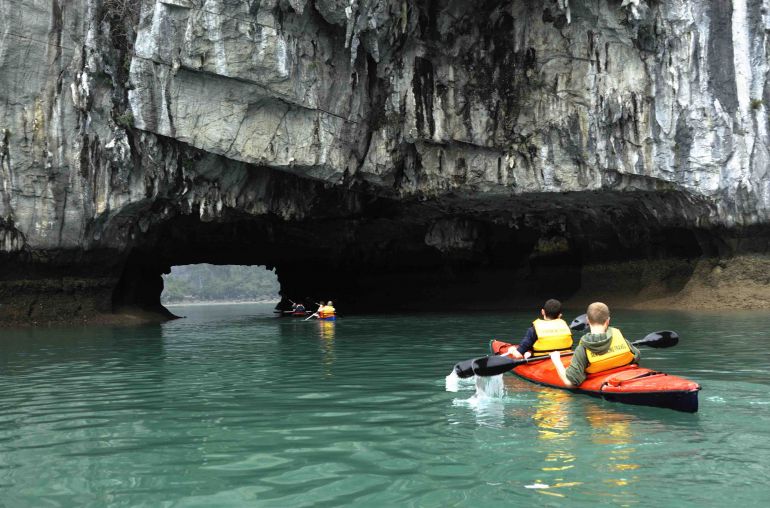 Kayaking-Dark-Cave-and-Bright-Cave